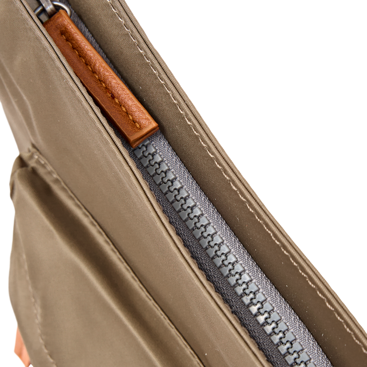 Kennington Crossbody Bag in Army