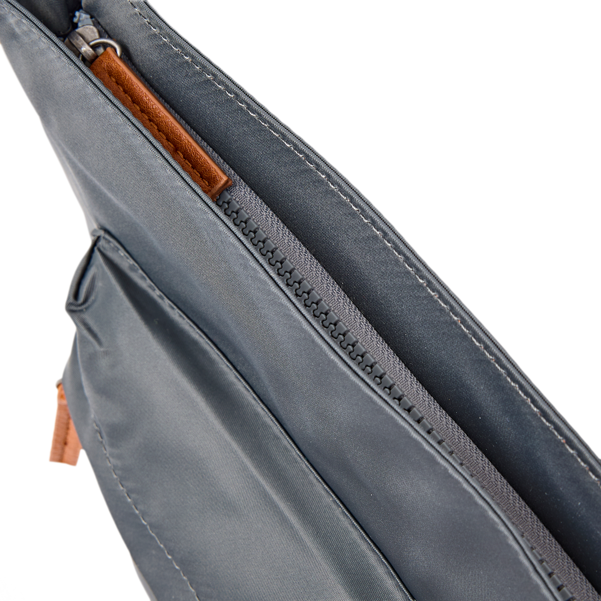 Kennington Crossbody Bag in Beluga