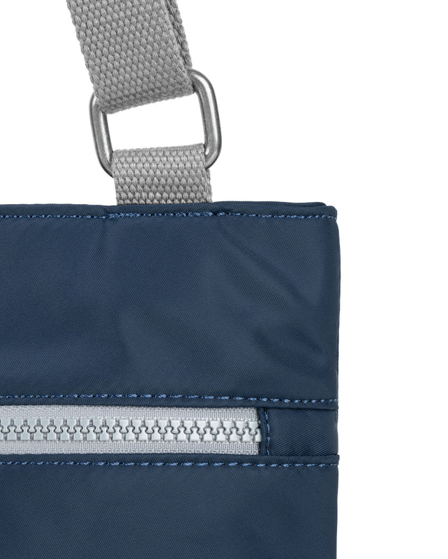 Moorgate Messenger Bag in Midnight